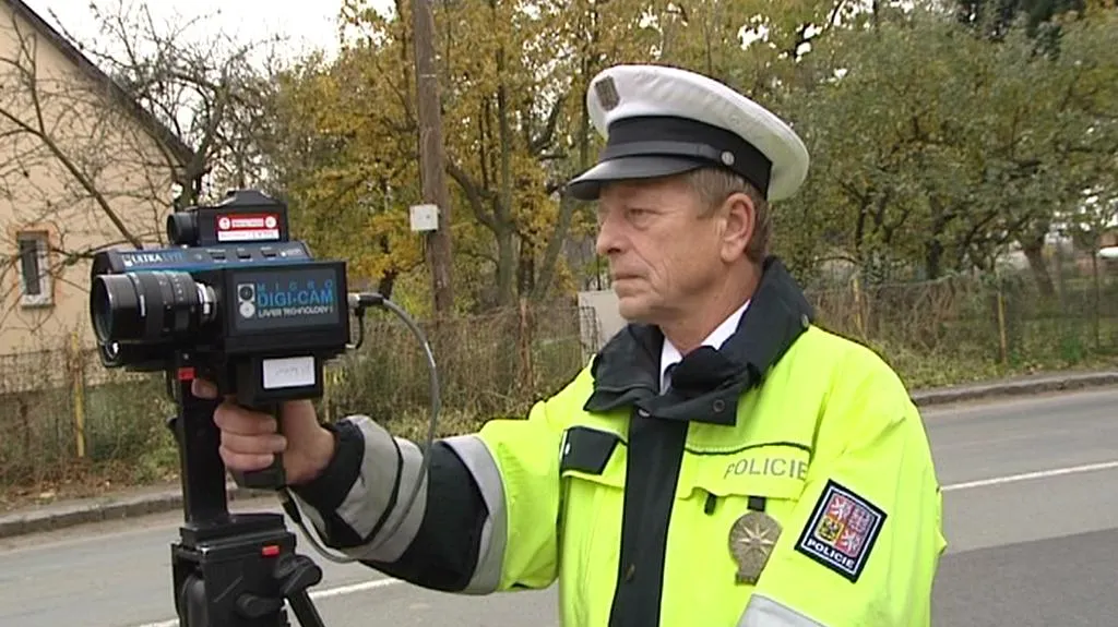 Policista monitoruje dopravní situaci