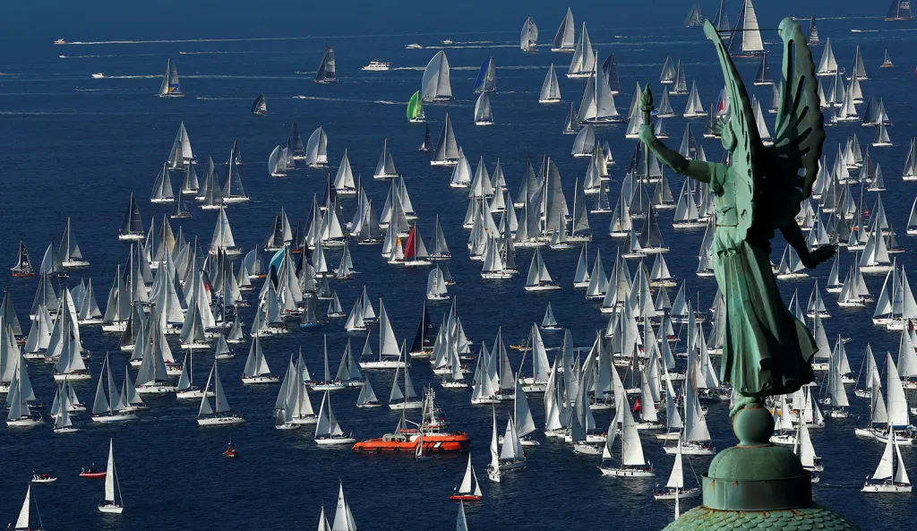 Plachetnice na startu závodu Barcolana regatta v italském přístavu Terst