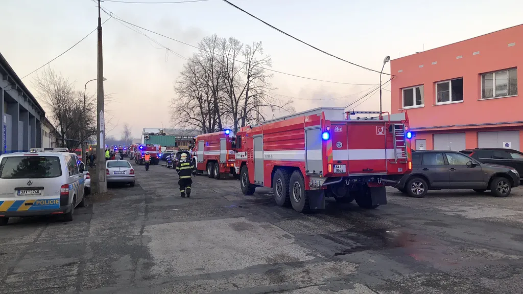 Hasiči zasahují v Horních Počernicích