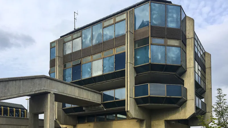 Budova správy tunelů TSK, Praha 6. Autor: Jiří Trnka v letech 1980–1981. Řídicí centrum Strahovského tunelu působí jako kosmická loď, která přiletěla na poslední spartakiádu