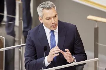  Při práci s informacemi o útočníkovi došlo k nepřijatelným chybám, přiznal rakouský ministr vnitra