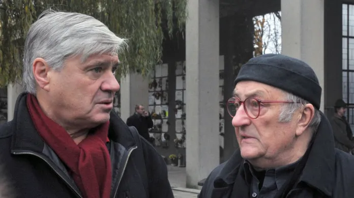 Kreslíř Jiří Slíva (vlevo) a grafik Ivan Steiger se 15. listopadu rozloučili v krematoriu v pražských Strašnicích s karikaturistou Vladimírem Jiránkem, který zemřel 6. listopadu ve věku 74 let.