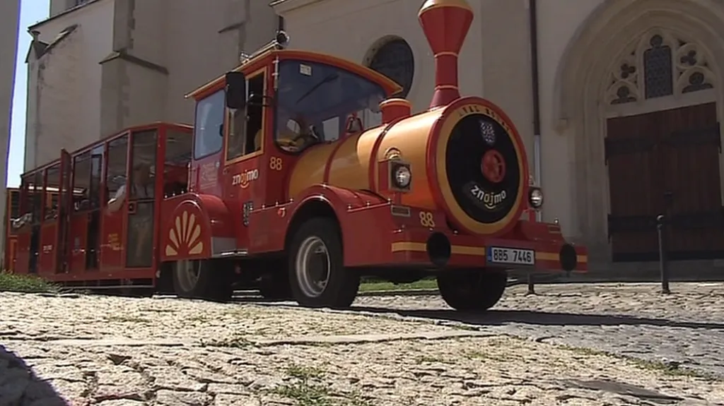 Vláček projíždí kolem Svatováclavské kaple