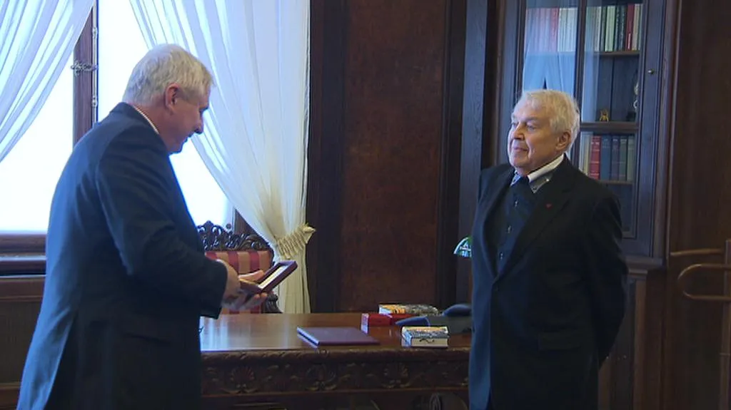 Jiří Rusnok předává plaketu Pavlu Kohoutovi