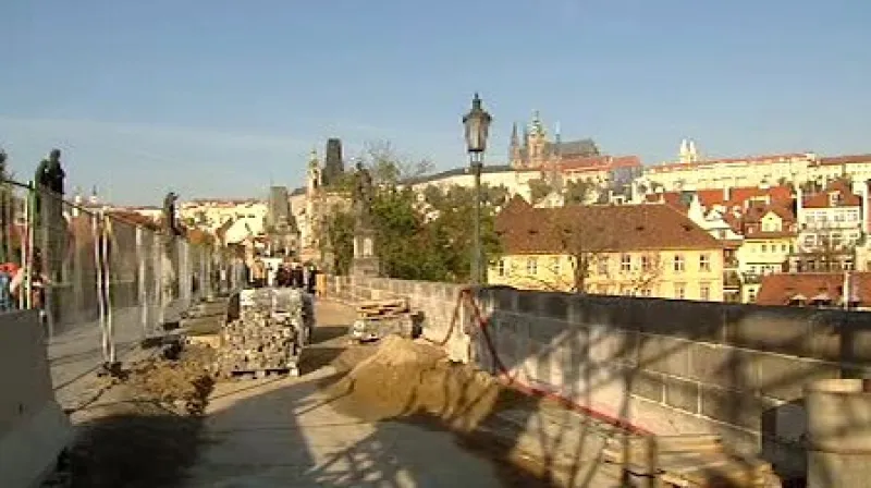 Kontrola odhalila při opravě Karlova mostu zásadní pochybení.