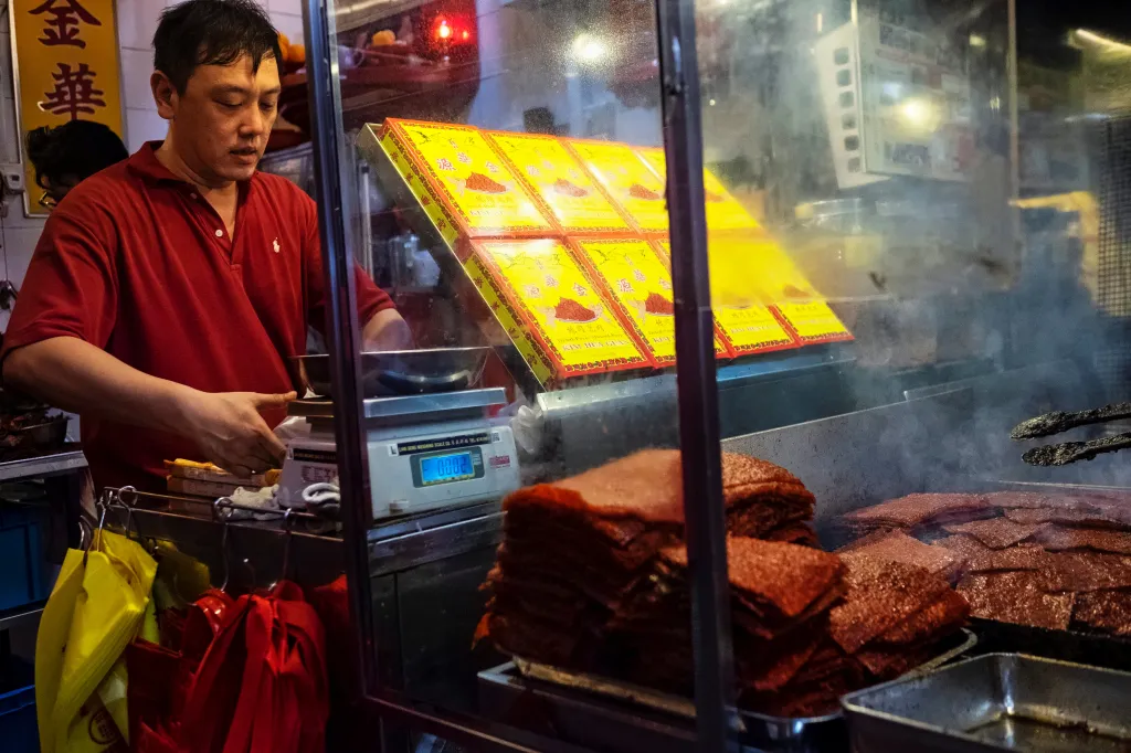 Hawker centra. V Singapuru doporučuje UNESCO zajít do „komunitních jídelen“, které jsou součástí tamní kulinářské tradice. Spousta street food stánků na jednom místě je stejně multikulturní jako samo město – nabízí čínskou, malajskou i indickou kuchyni a jejich vzájemné ovlivňování