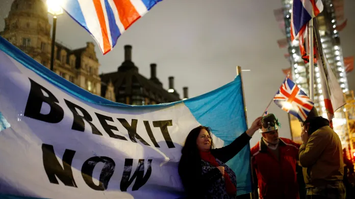 ŽIVĚ: Zastánci brexitu slaví v centru Londýna