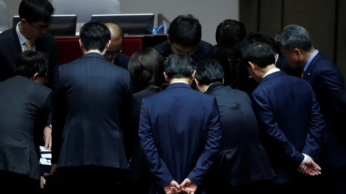 Korejští zákonodárci počítají výsledek hlasování o odvolání prezidentky