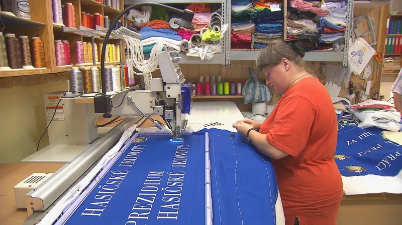 Podnikání dnes hodně drží zakázky od hasičů. Anna Pavlišová ml. v dílně