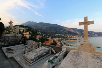 „Tajná riviéra" Menton má unikátní genius loci. Turistům mířícím na Azurové pobřeží zůstává ukrytý