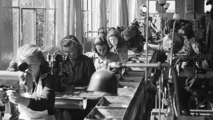 Výroba obuvi v Baťových závodech ve Zlíně (1945)