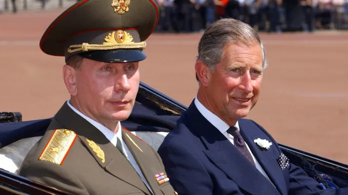 Putin a Charles na archivním snímku z roku 2003