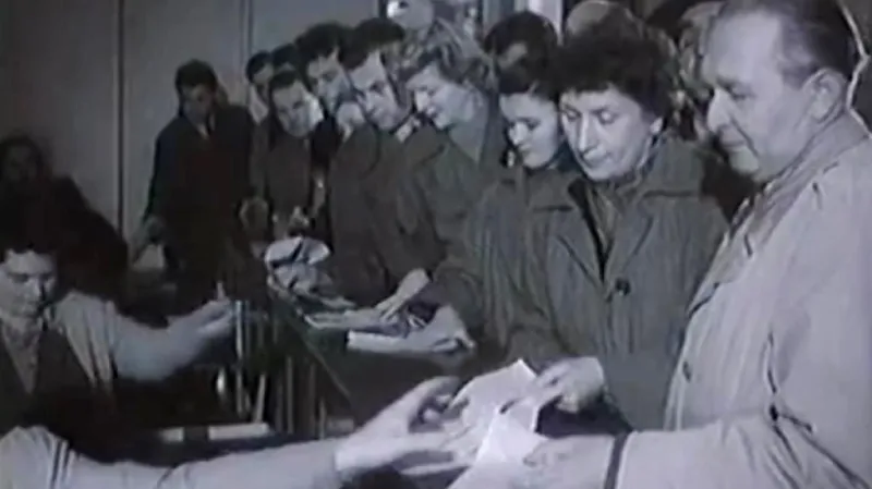 Dav zájemců na poště v Jindřišské ulici