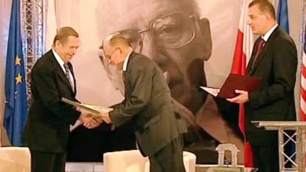 Václav Havel přebírá cenu