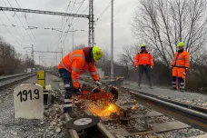 Na trati u Prosenic jezdí vlaky znovu v plném provozu. Po nehodě museli dělníci vyrobit novou výhybku