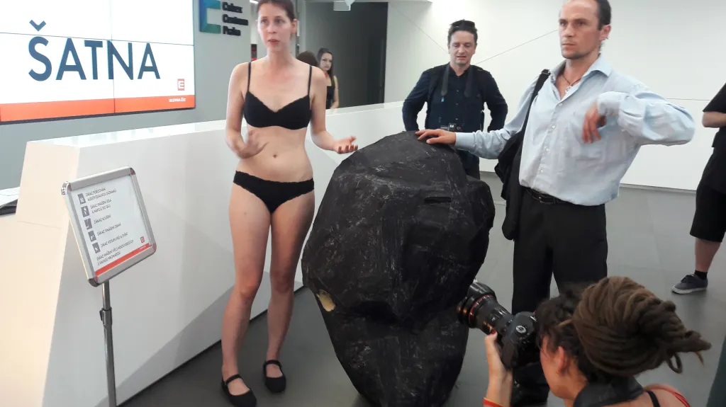 Aktivistka Greenpeace s kostýmem znázorňujícím uhlí