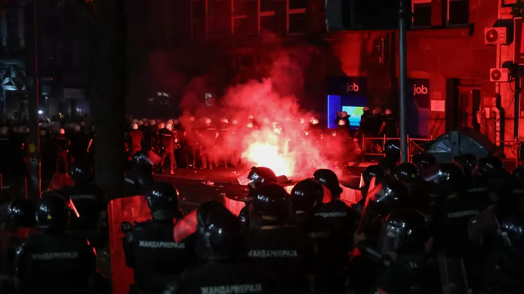 Střety mezi demonstranty a policí v Bělehradu