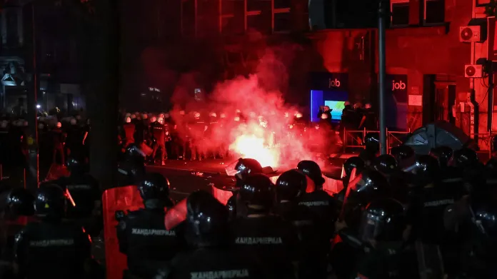 Střety mezi demonstranty a policií v Bělehradu
