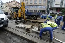 V Ječné ulici nebudou kvůli havárii potrubí do sobotního rána jezdit tramvaje