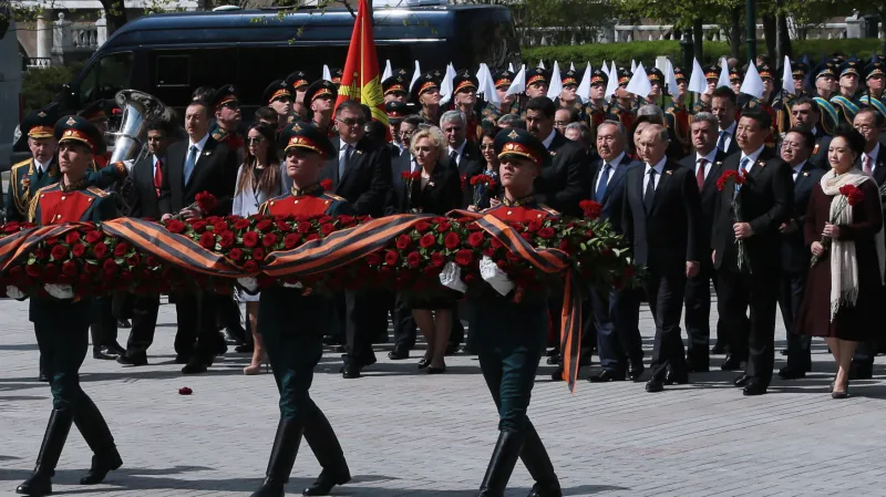Položení květin k hrobu neznámého vojína u kremelské zdi