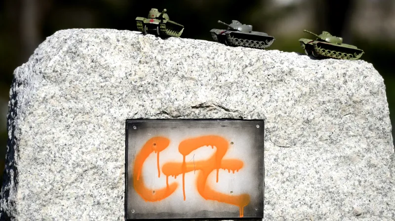 "Vylepšený" pomník interacionalistům