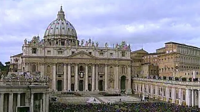 Papežovo tradiční poselství Urbi et orbi sledovaly na Svatopetrském náměstí ve Vatikánu desetitisíce poutníků z celého světa.