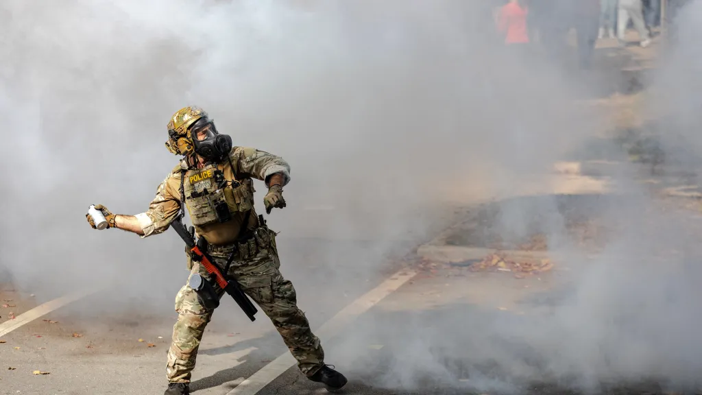 Střet americké federální policie se členy komunity po zadržení muže v Chicagu