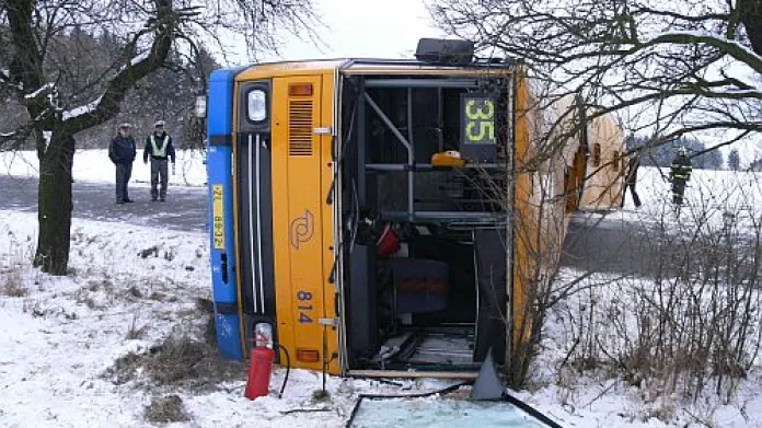 Nedaleko Zlína se 3. ledna převrátil přes silnici kloubový autobus městské hromadné dopravy.