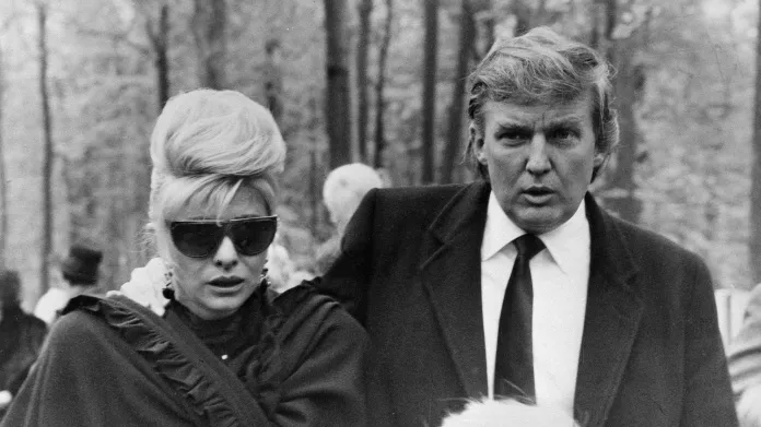 Ivana a Donald Trumpovi v roce 1990 ve Zlíně na pohřbu jejího otce