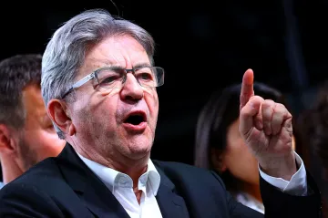 Vítěz francouzských voleb vznikl „za pět minut dvanáct“. Nesourodost ztěžuje levici cestu do vlády
