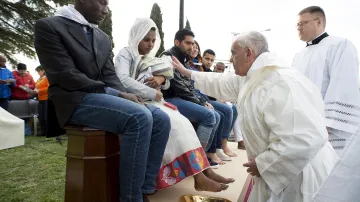 František omýval nohy v uprchlickém centru u Říma