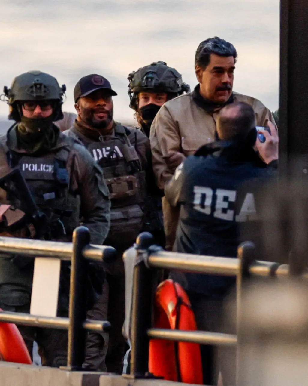 Madura a jeho ženu přepravili k soudu na Manhattanu