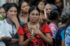 Počet mrtvých na Srí Lance stoupl na 321, za oběti drželi lidé tři minuty ticha
