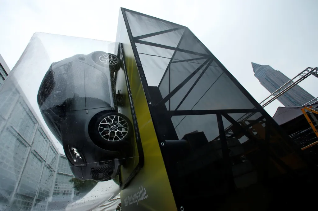 Příprava elektrického vozu smart EQ fortwo před začátkem frankfurtského autosalonu