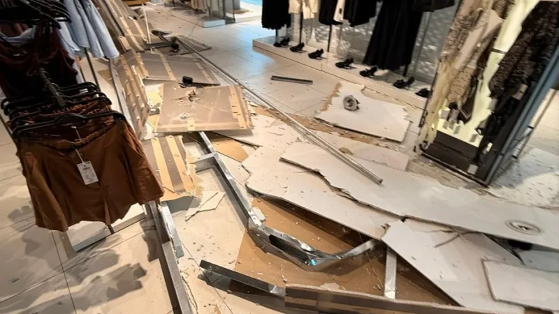 V obchodním domě v Teplicích se zřítil strop, zranil jednu zákaznici