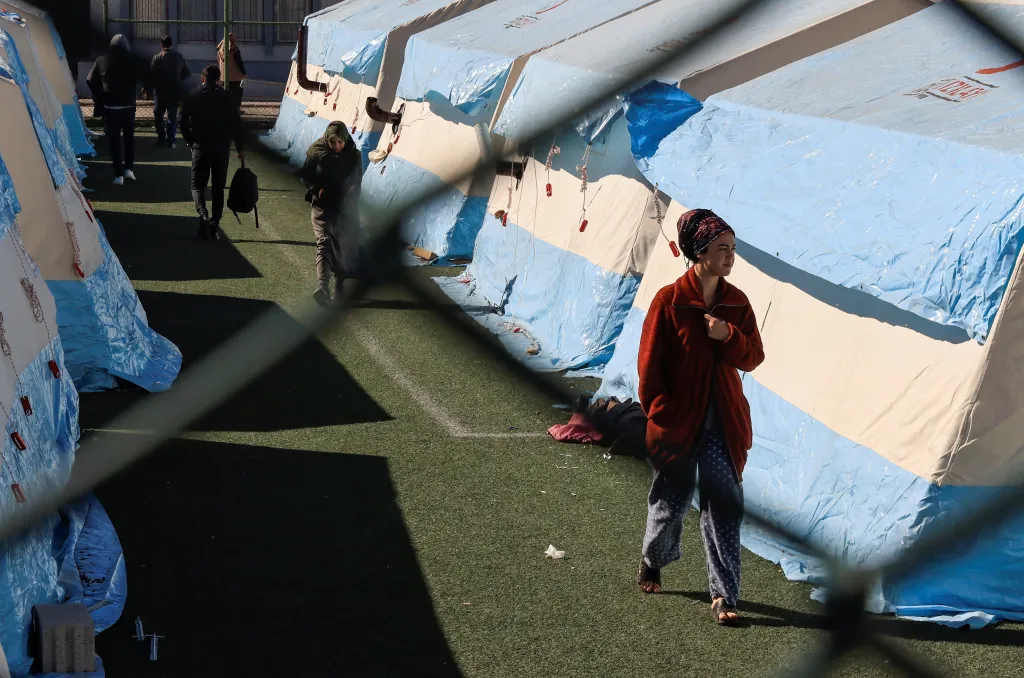 Tábor pro přeživší v Adiyamanu byl postaven na atletickém hřišti