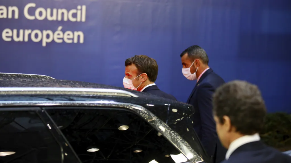 Macron po jednání, které se protáhlo do ranních hodin