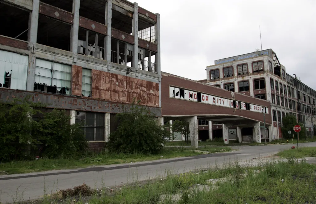 Opuštěná detroitská automobilová továrna společnosti Packard Motor Car, která fungovala nepřetržitě od roku 1907, se v červnu roku 2009 stala místem duchů