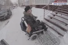 Nelehká zima sibiřských vozíčkářů. Mnozí kvůli špatným cestám a bariérám ani nevyjíždějí