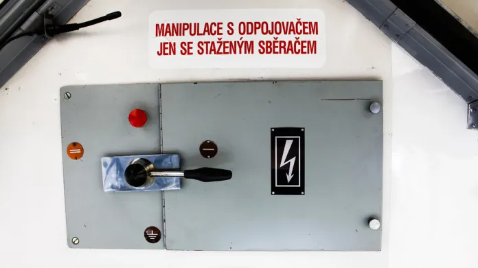 Páka pro manipulaci s odpojovačem-uzemňovačem proudu z pantografů na stropě každé ze dvou kabin řidiče na obou stranách