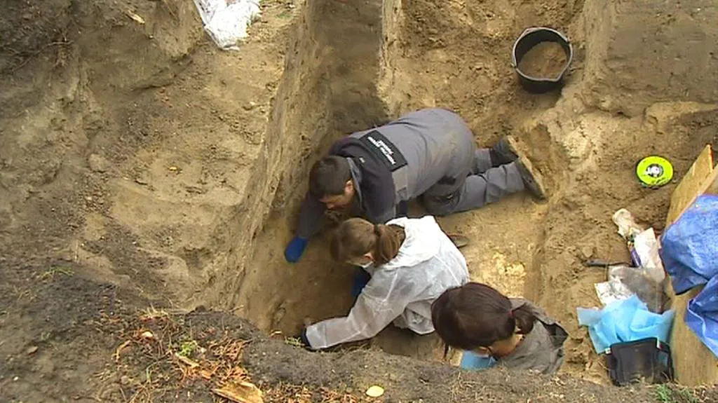 Exhumace ostatků z varšavského hřbitova Powązki