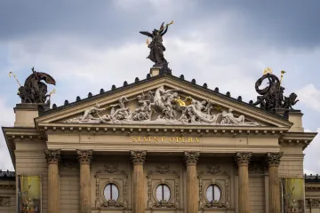 Sloučení Národního divadla s operou úspory nepřineslo. Zvýšily se mzdy, oponuje ředitel