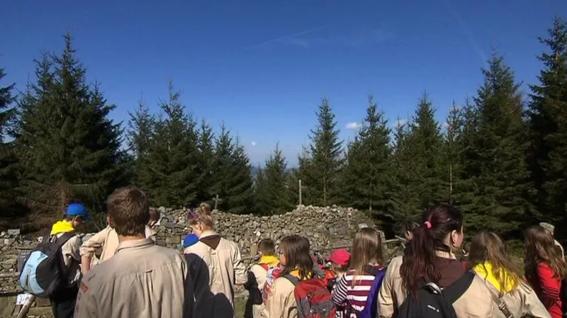 Setkání skautů na mohyle Ivančena
