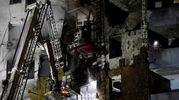 Hasiči pracují v obytné budově v Kyjevě zasažené ruským útokem (9. ledna 2026)