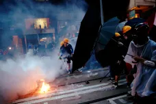 Protestující v Hongkongu se vydali na nepovolený pochod, policie chránila čínský úřad slzným plynem