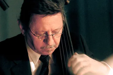 Zemřel jazzový kontrabasista George Mraz. Doprovázel i Ellu Fitzgeraldovou