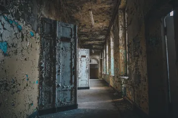 „Malá Moskva“ dřív hostila desetitisíce sovětských vojáků. Dnes po nich zůstaly jen ruiny a opuštěný Lenin 