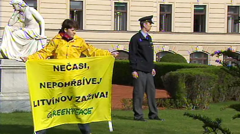 Aktivisté Greenpeace na zahradě Strakovy akademie