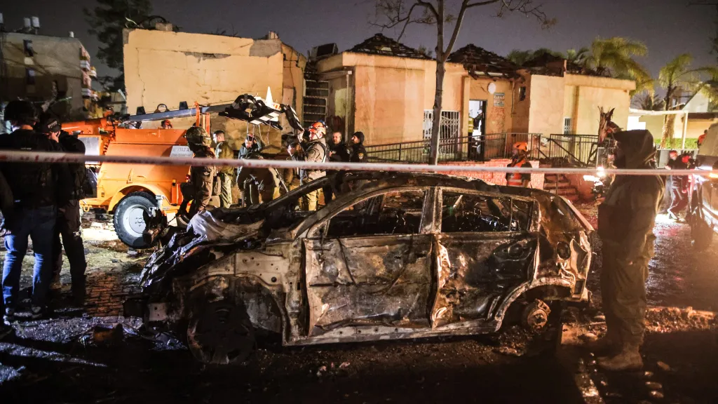 Záchranáři na místě zásahu v Dimoně (21. března 2026)