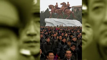 Slavnostní odhalení jezdeckého sousoší Kim Ir-sena a Kim Čong-ila